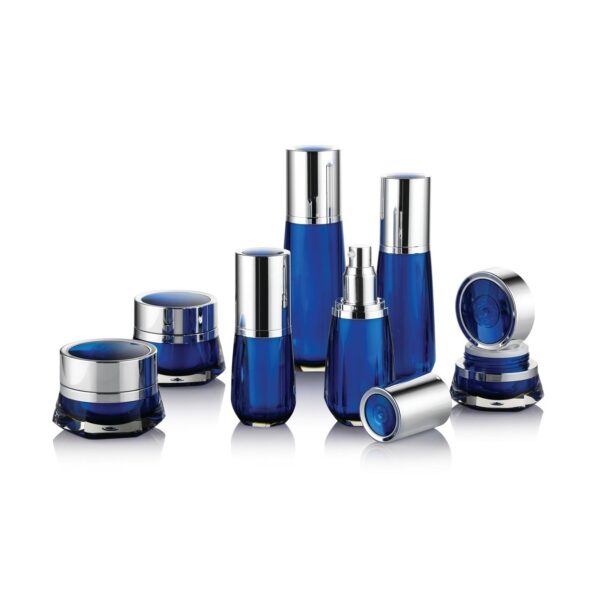 Conjunto 3. Conjunto de envases cosméticos compuesto por botellas, dosificador y tarros. Disponible en Envases Falemi